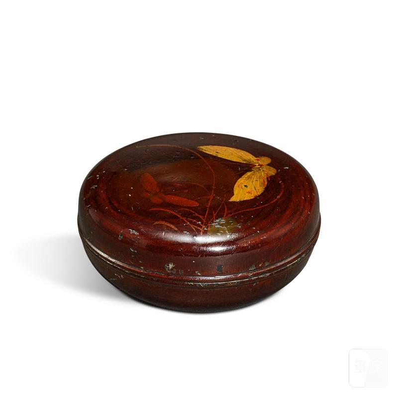 A small gilt-decorated lacquer 'butterfly' box and cover, Qing dynasty | 清 金彩蝴蝶紋漆蓋盒